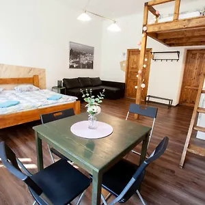 Apartment Wow Wow, Prag